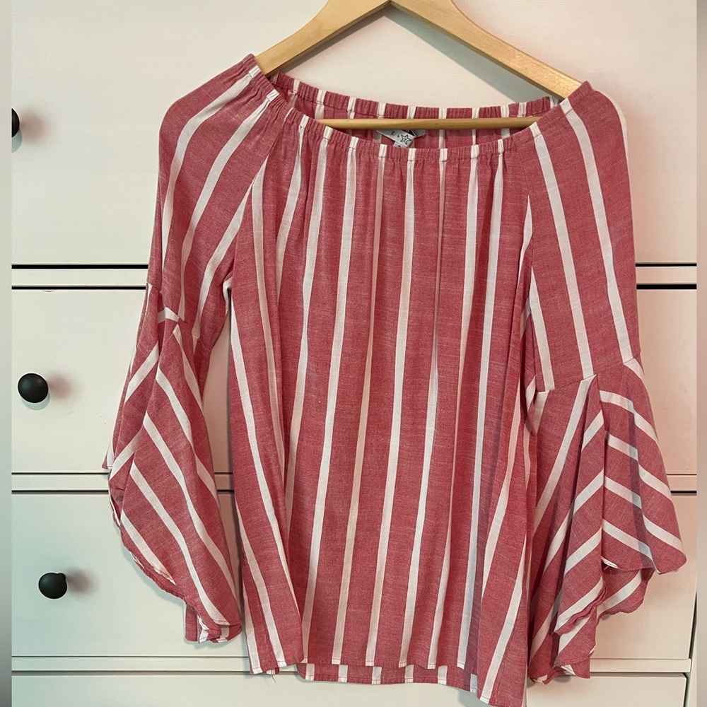 Off the shoulder flare sleeve